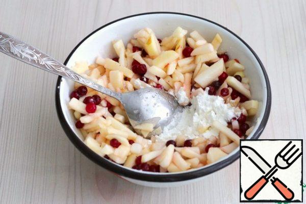 Apples (2-3 PCs.) peel, cut into cubes, then add 2 handfuls. washed cranberries, add 1 tablespoon of starch, add sugar to taste.
