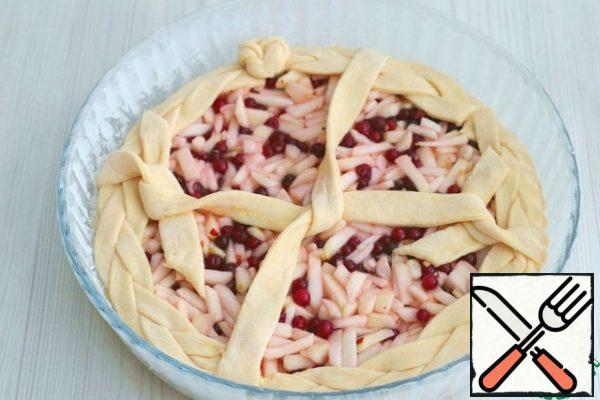 Next, arrange the pie to taste. Put the cake on proofing for 15-20 minutes, covering the form with a towel. Next, grease the pie with egg yolk and send it to the preheated oven to 190*With an oven for baking. 