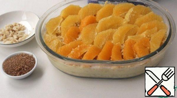 Put the slices on the cake, sprinkle with cane sugar and the remaining chopped almonds.
