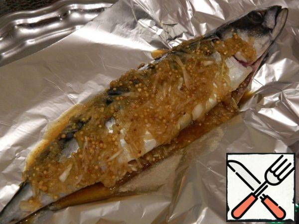 In this sauce, marinate the fish. RUB the marinade on the mackerel inside and out. I wrapped it in foil and left it in the refrigerator overnight. Fish can even be frozen in the marinade and when it is necessary to get and bake.