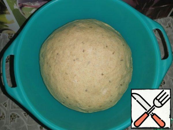 Knead the dough that has come up and put it back on. Then divide it into four parts. Roll each of the three into buns and cover with a towel to avoid chapping.