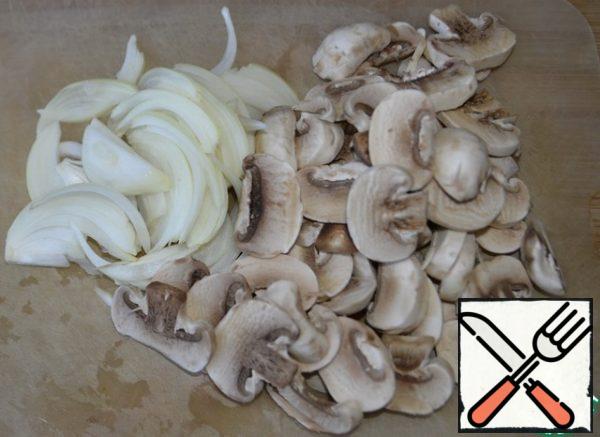 Onions are cleaned, mushrooms are washed, I have mushrooms, of course, forest mushrooms are tastier.
Onions cut into feathers, mushrooms segments.