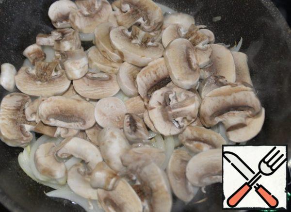 In vegetable oil, fry the onion until light Golden, put the mushrooms.
