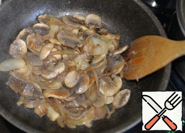 Fry the mushrooms until lightly browned, remove from the pan.