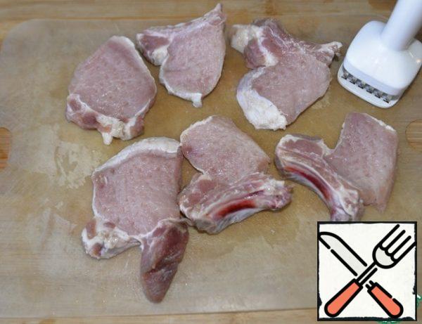Pork is cut into portions, you can take both clean flesh and with a bone. Lightly beat off.