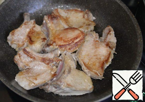 Fry the meat in oil on both sides until Golden brown.