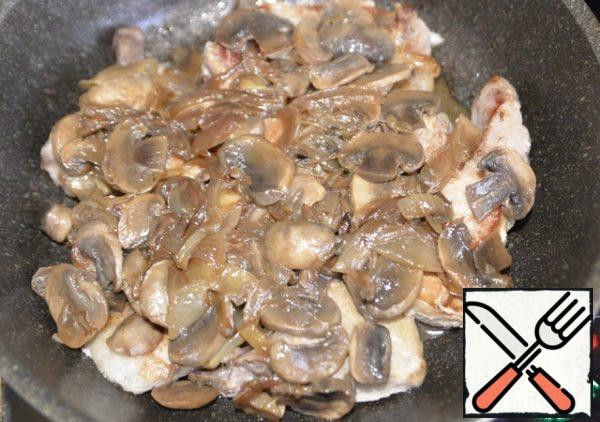 Put the meat in the form in which you will bake. Top with fried mushrooms with onions. If you want to serve a dish in a form, then take a presentable form accordingly. I cooked in the same pan that I fried.