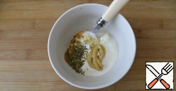 Preparing the sauce. We mix sour cream, mustard, before, of course, we prepared mustard ourselves, now I use mustard. Add salt, pepper mixture, dry herbs (parsley), crushed garlic, mix everything with the broth.