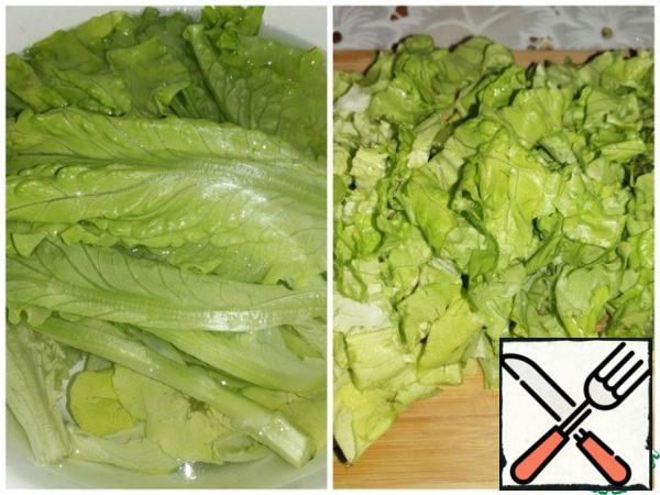 Carefully wash the lettuce leaves, tear or chop.