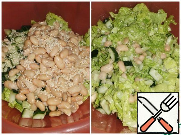 Sprinkle the sesame seeds on the salad, pour the dressing over it, mix and serve immediately.