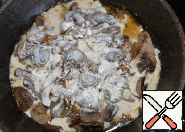Fill the meat with mushrooms sauce, put in the oven at 200 degrees, bring to readiness for 40 minutes.