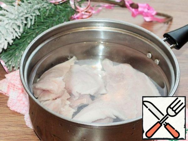 Prepare a souffle. Boil the meat in salted water with the addition of Bay leaf (1 piece) and pepper peas (5 pieces). Drain the broth and cool the meat.