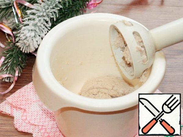 Put the chilled and sliced meat in the bowl of a blender and add 100 ml of meat broth, mix and grind with a blender until smooth.