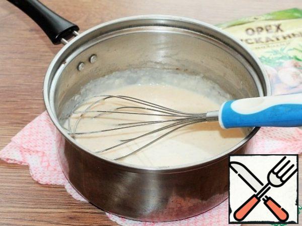 Melt the butter in a saucepan and stir in the flour. Pour in the milk in a thin stream and beat with a whisk. Season with salt, pepper and nutmeg and continue whisking until slightly thickened.