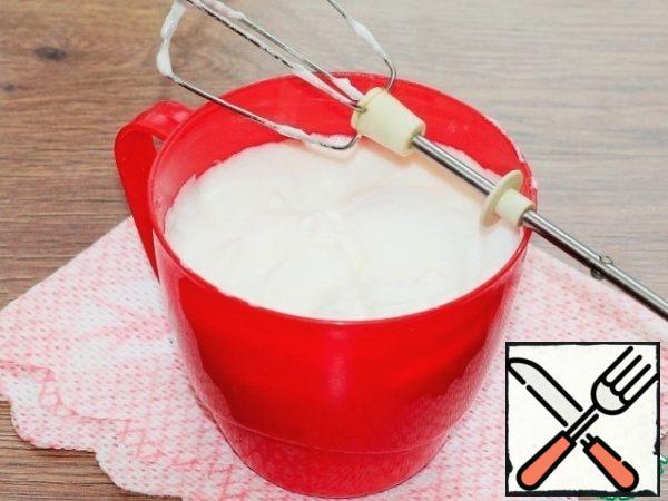 Turn the oven on at t 180 C.
Separately, beat the cooled whites with a small pinch of salt into a strong foam, so that no liquid remains at the bottom. The airiness of the souffle depends on this.