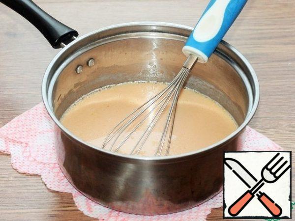Gradually add the remaining milk and broth to the saucepan, stirring constantly. Last of all, pour in the milk with starch, add salt and whisk until thickened for about 5 minutes. Pepper as desired.
For flavor and color, you can add tomato paste or tomato ketchup and a pinch of sugar. Remove the sauce from the heat, add the lemon juice and keep warm...