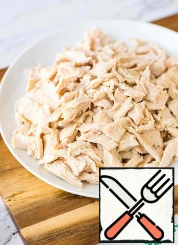 Toss the chicken fillet in salted, boiling water and cook until tender. Cut the boiled chicken fillet into cubes.