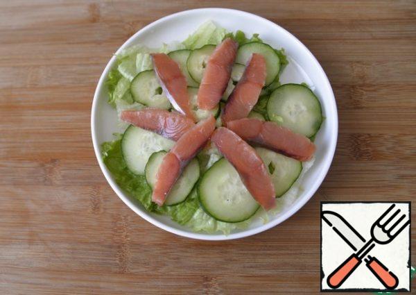 Lightly salted salmon, I have pink salmon, cut into fillets, cut into thin slices, put on top.
