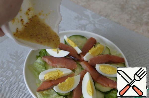 Prepare the dressing. Mix olive oil, lemon juice, salt, sugar and mustard with cereals. Pour the dressing over the salad.