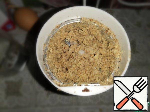 Grind the walnuts to a paste-like state.