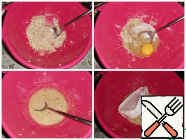 Combine vanilla sugar, semolina, nuts and sugar. Pour in the milk and egg and mix. Then add the cottage cheese and mix well.