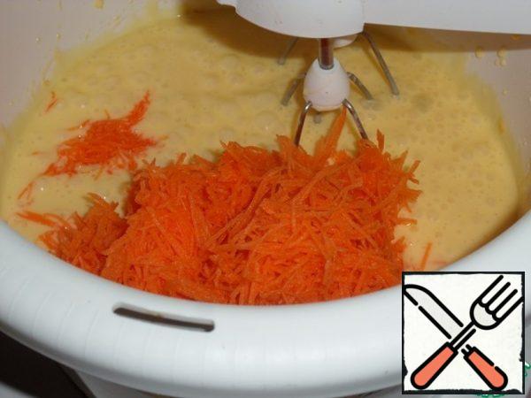Then put the grated carrots in the bowl. Mix the mass.