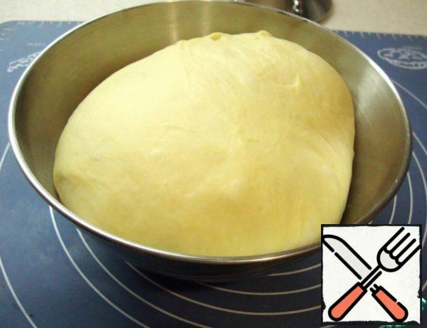 The whole process of kneading the dough I made a bread maker. But if it is not, then there will be the next cooking process.

Pour warm milk into a Cup and add yeast, eggs, salt, sugar, vanilla sugar, condensed milk, and ricotta.
Stir well.
Sift the flour and pour it into the resulting mass, preferably not all at once, since the flour is different everywhere.
Stir in the vegetable oil and softened butter.
Knead the dough and knead for about 10 minutes until smooth.
Cover the Cup with a lid or plastic wrap and leave it in a warm place until it rises.