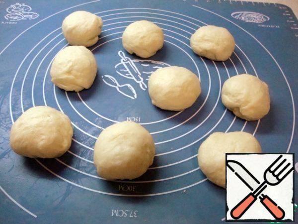 Divide the finished dough into equal parts.
I got 20 parts of 60 grams.
