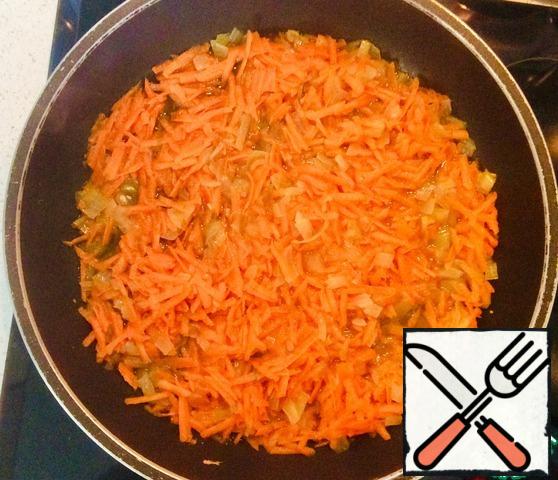 Grate the carrots and send them to stew with the onion for 15 minutes.