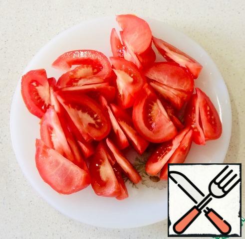 Do not waste time and cut tomatoes into slices. Tomatoes should be ripe and juicy, but not too soft.