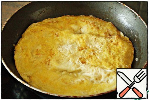 Turn the omelet bread down and wait for the transformation of bread into toast with a Golden crust...