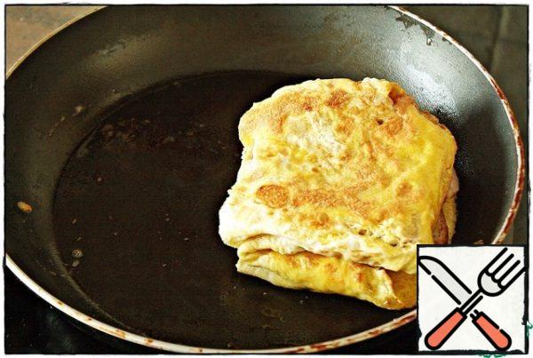 Then a spatula poddevaem free from the filling croutons and cover it with the filling folding in half. It should look something like this... Warm up on each side for thirty seconds, so that the cheese melts well.
