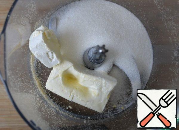We get butter or margarine in advance. In extreme cases, you can reheat it for 10 seconds in the microwave. For convenience, we take a kitchen processor, put butter, sugar, vanilla in it, mix with knives for about 1 minute.