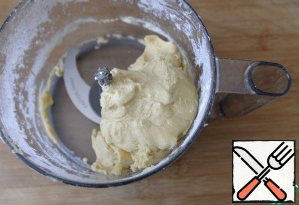Mix the mass with knives into a plastic dough.