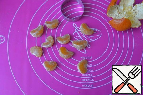 We clean tangerines.