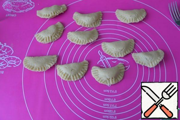 We pinch the dough like a dumpling, with a fork we make notches along the edge.
