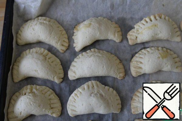 Put the cookies on a baking sheet covered with parchment, put them in a 180-degree oven, and bake for 15 minutes.
