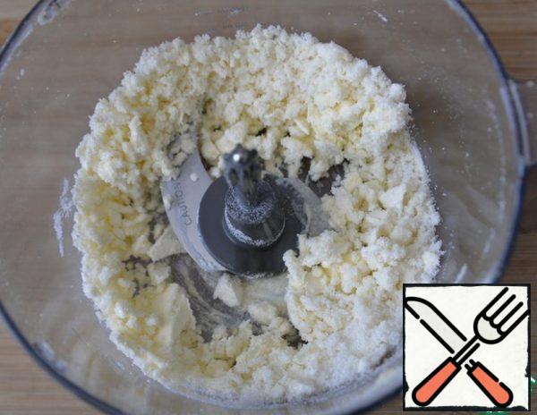 For cooking, it is convenient to use a kitchen processor with a "knives" attachment. Take the oil at room temperature and mix, grind with sugar, salt and vanilla.