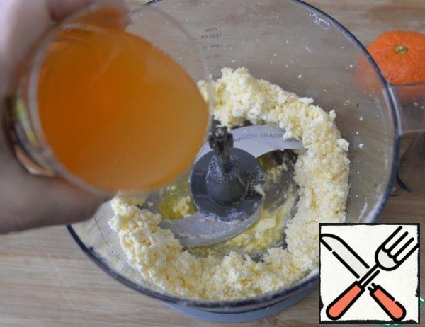 Squeeze the juice out of the tangerines and pour it into a bowl.