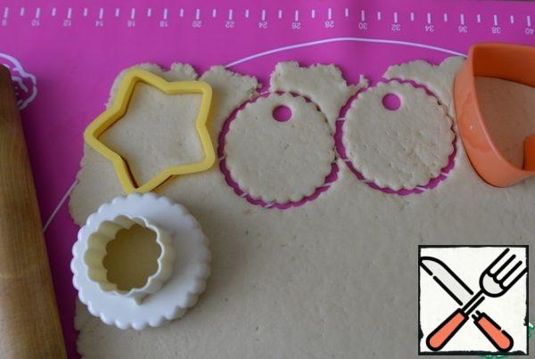 Next, we take out the dough, roll it into a layer 5 mm thick, cut out any figures. Put on a baking sheet covered with parchment, put in the oven for 12-15 minutes, the cookies should not be browned.