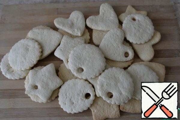 We take out the finished cookies.