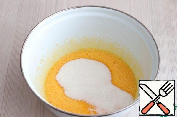 Beat the yolks (5 PCs.) into a light foam, add sugar (90 gr.)