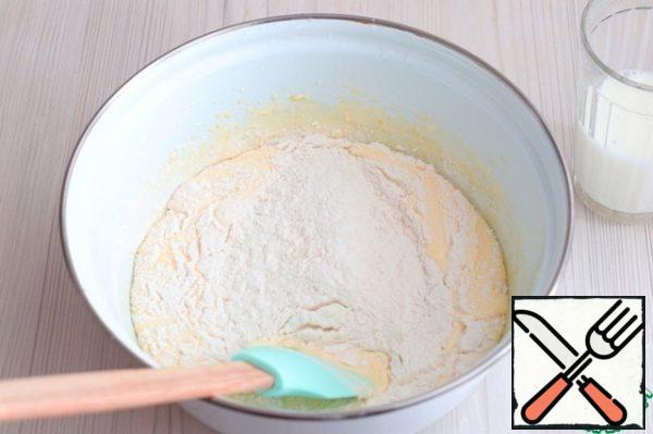 Then add 100 gr. milk, the mixture is gently stirred.