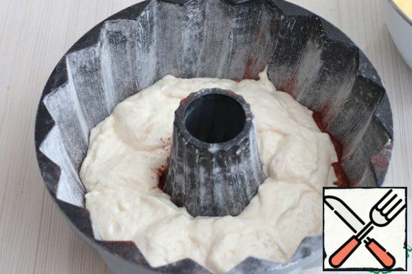 Then put 1/2 part of the protein dough. Again sprinkle with a layer of cocoa powder, etc.