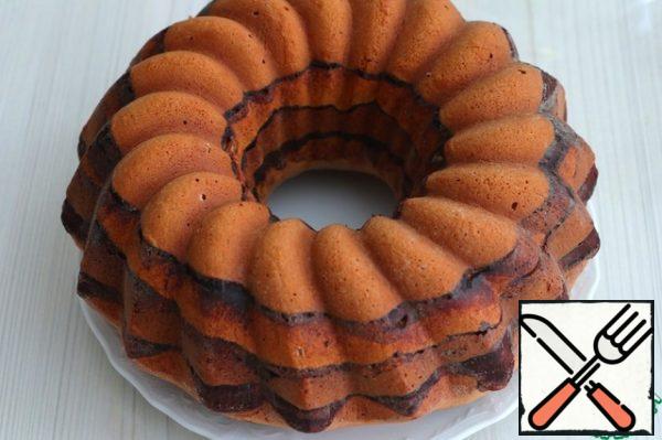 Send the form to the oven preheated to 180C. Bake the cake for 40-45 minutes. to a dry splinter.