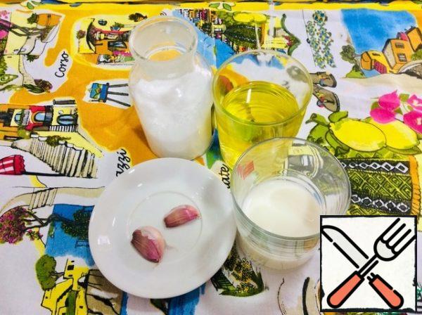 We will prepare the necessary products. I have refined olive oil. Usually I cook with it, or in half with sunflower. With an unrefined olive sauce, the sauce is slightly bitter. Milk here is 1.5%, but you can use whole milk.
