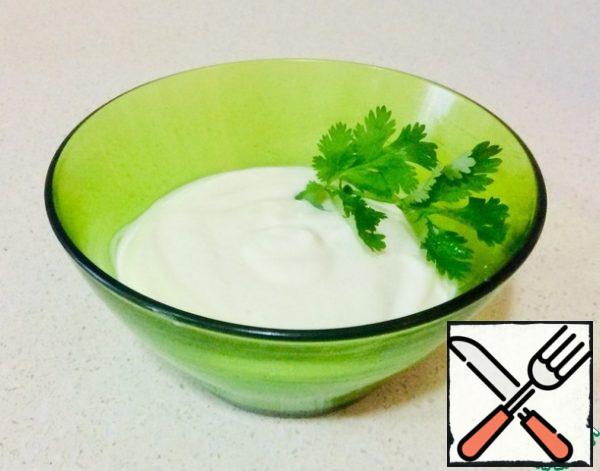 Ready-made "Aioli" is served with meat, fish, seafood or vegetables. Soft texture and a slight kick of garlic — everything as we love!