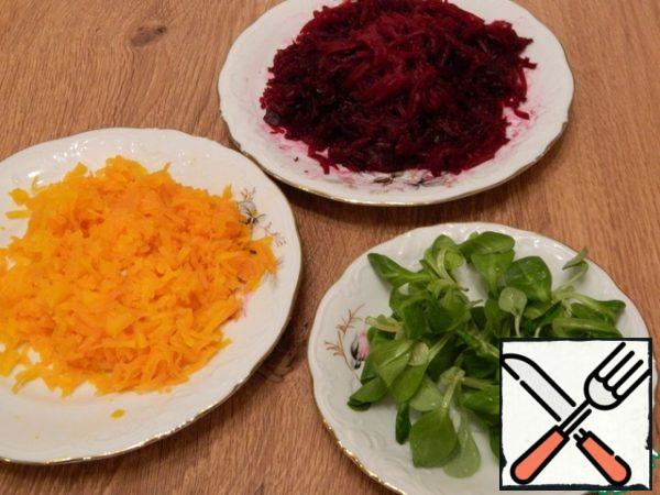 Grate the carrots and beets on a medium grater. Wash the greens. If the beetroot is juicy, squeeze it from the juice, remove excess moisture.
