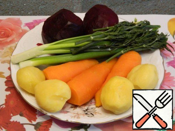 We will prepare the necessary products. Potatoes and beets will be baked in the oven. Boil the carrots. Wash the greens.