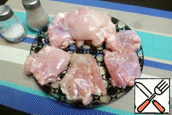 For this dish, I buy a ready-made semi-finished chicken thigh without skin and bones. Wash each thigh and cut it in half. Season each piece with salt and pepper.